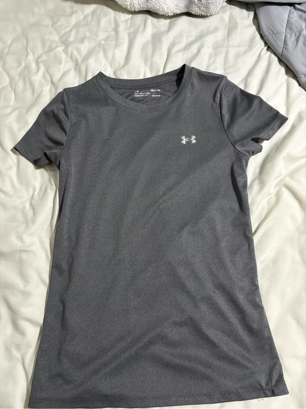 Under Armour Women's Short Sleeve Athletic Tee in Dark Gray